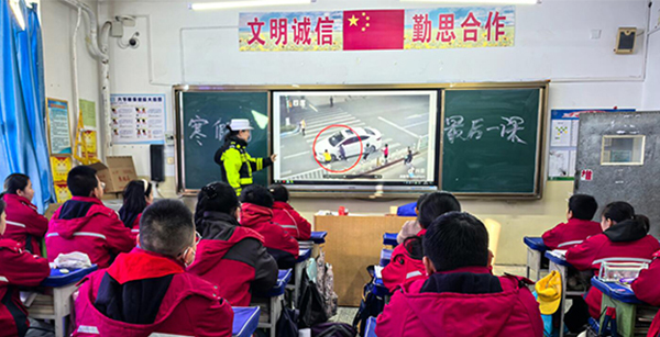 快樂過寒假 安全不“放假”左云交警大隊開展寒假前夕交通安全宣傳活動。